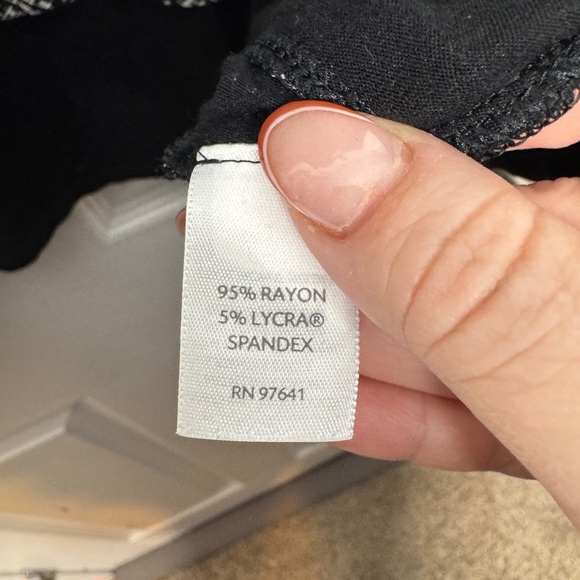 J. JILL Wearever Collection Abstract Print Asymmetrical Shark Bite Blouse XS - Picture 4 of 5